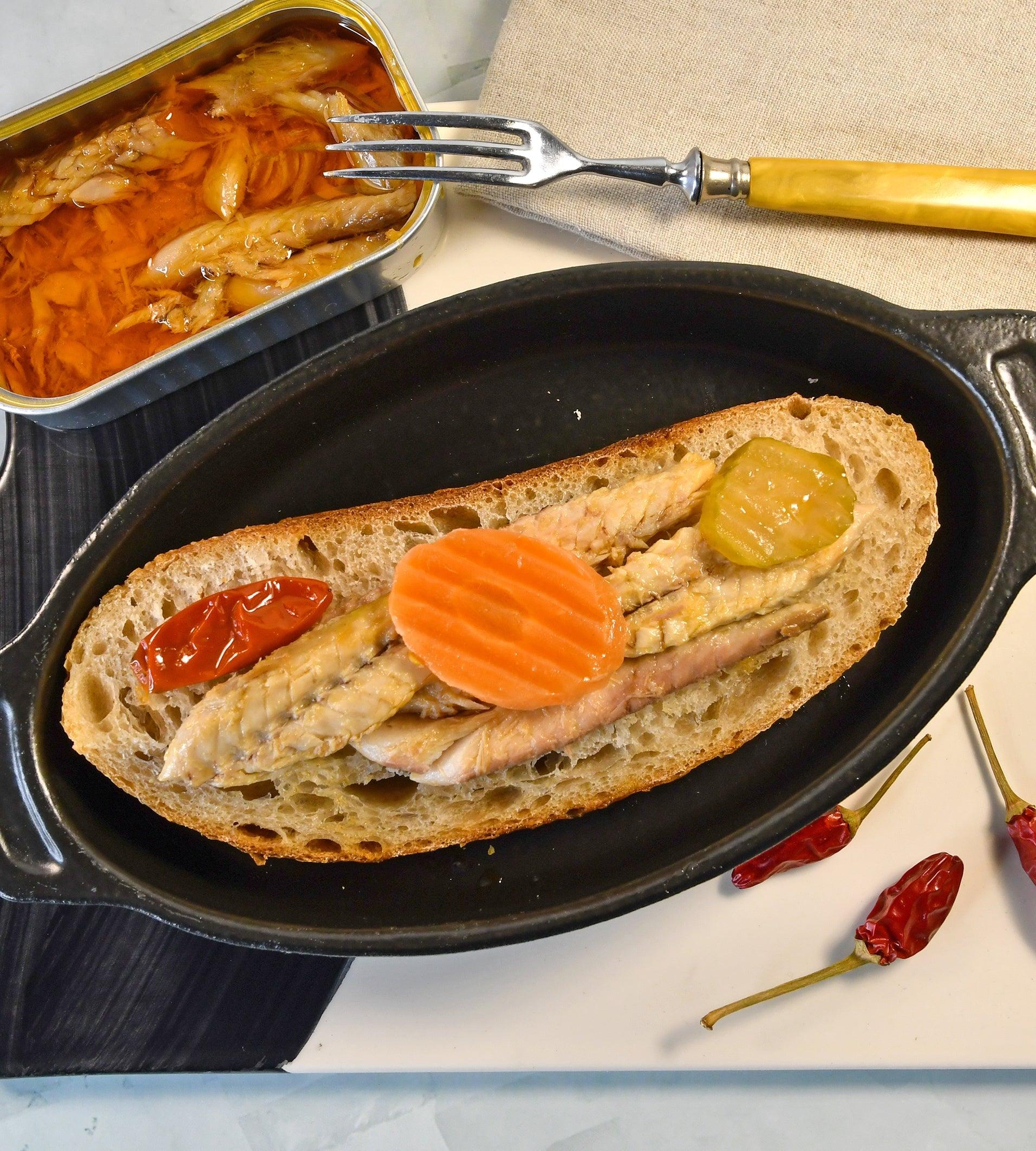 Skumbrių filė aštriame aliejuje su marinuotais agurko ir morkų griežinėliais Minerva Classic